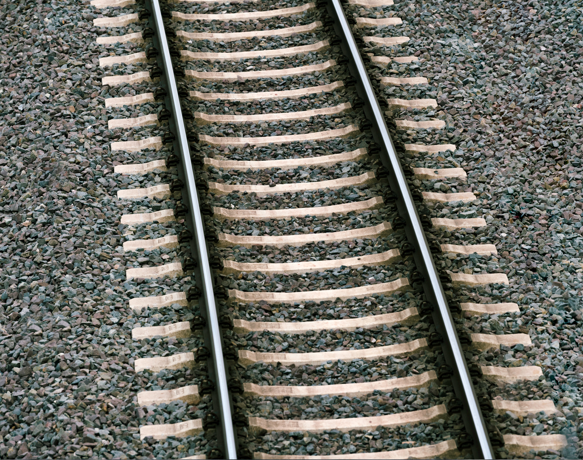 Nahaufnahme von Bahngleisen mit Schotterbett