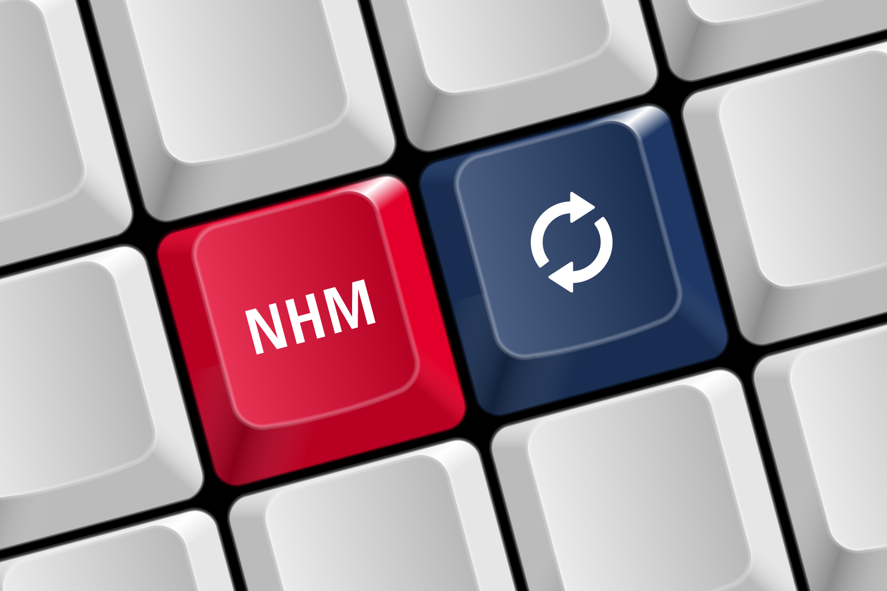 Rote NHM-Taste neben einer blauen Taste mit kreisförmigem Pfeilsymbol auf einer Tastatur