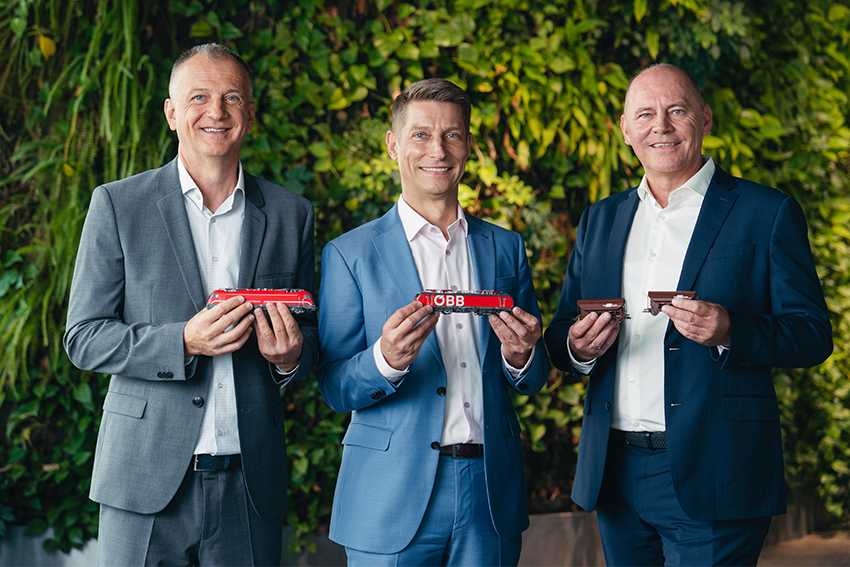 Ernest Gortan, Christoph Grasl und Hubert Zajicek präsentieren Modelle von Schienenfahrzeugen.
