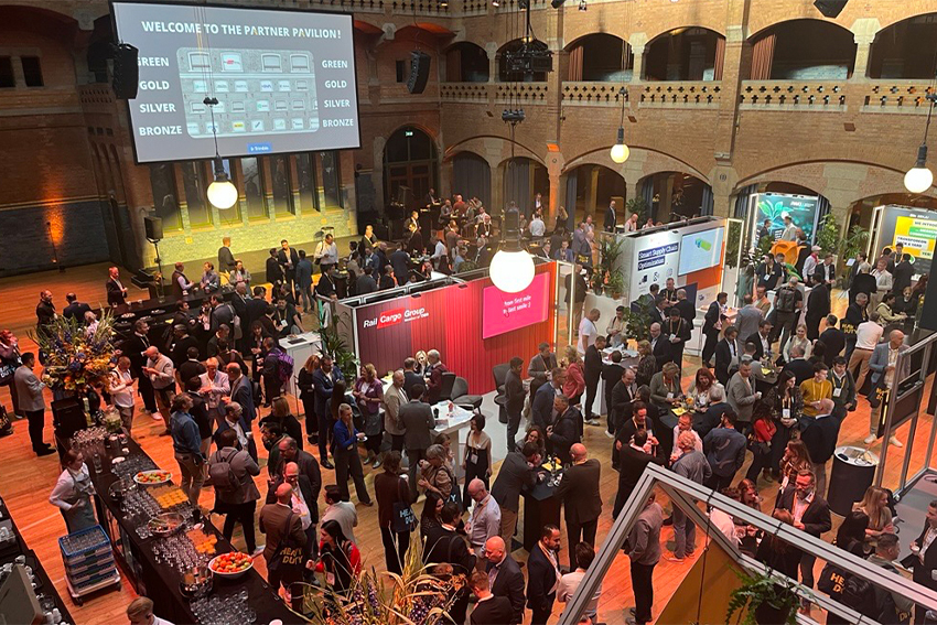 Besucherinnen und Besucher auf der Ausstellungsfläche des Transporeon Summit 2025.