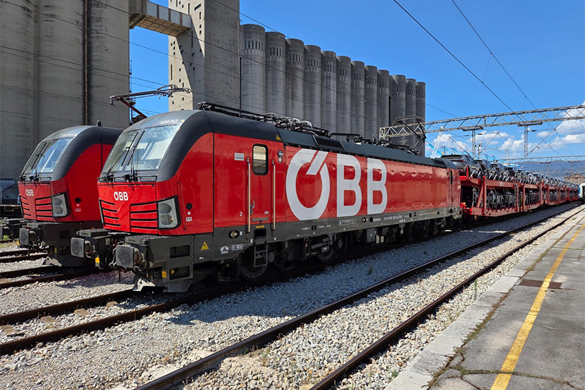 ÖBB-Güterzug mit Autotransportwagen der Rail Cargo Group auf Bahngleisen.