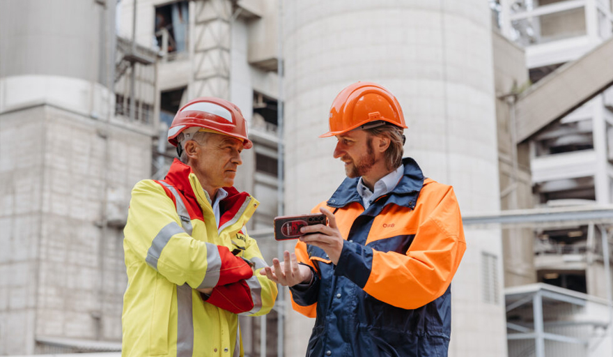 Leube-Geschäftsführer Heimo Berger (links) im Gespräch mit Christopher Prax-Huber, Department Manager MOBILER bei der RCG (rechts).