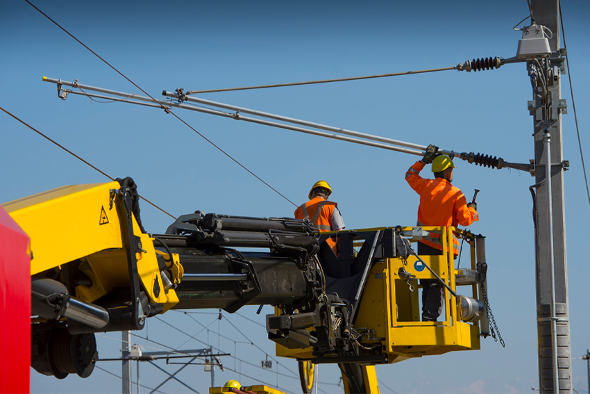 Techniker arbeiten an der Oberleitung, um Auswirkungen einer Stellwerksstörung auf der Weststrecke zu beheben.
