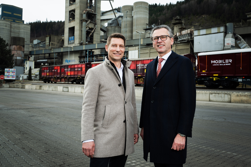 RCG-Vorstand Christoph Grasl und Alpacem-Geschäftsführer Bernhard Auer an einem Industrieterminal