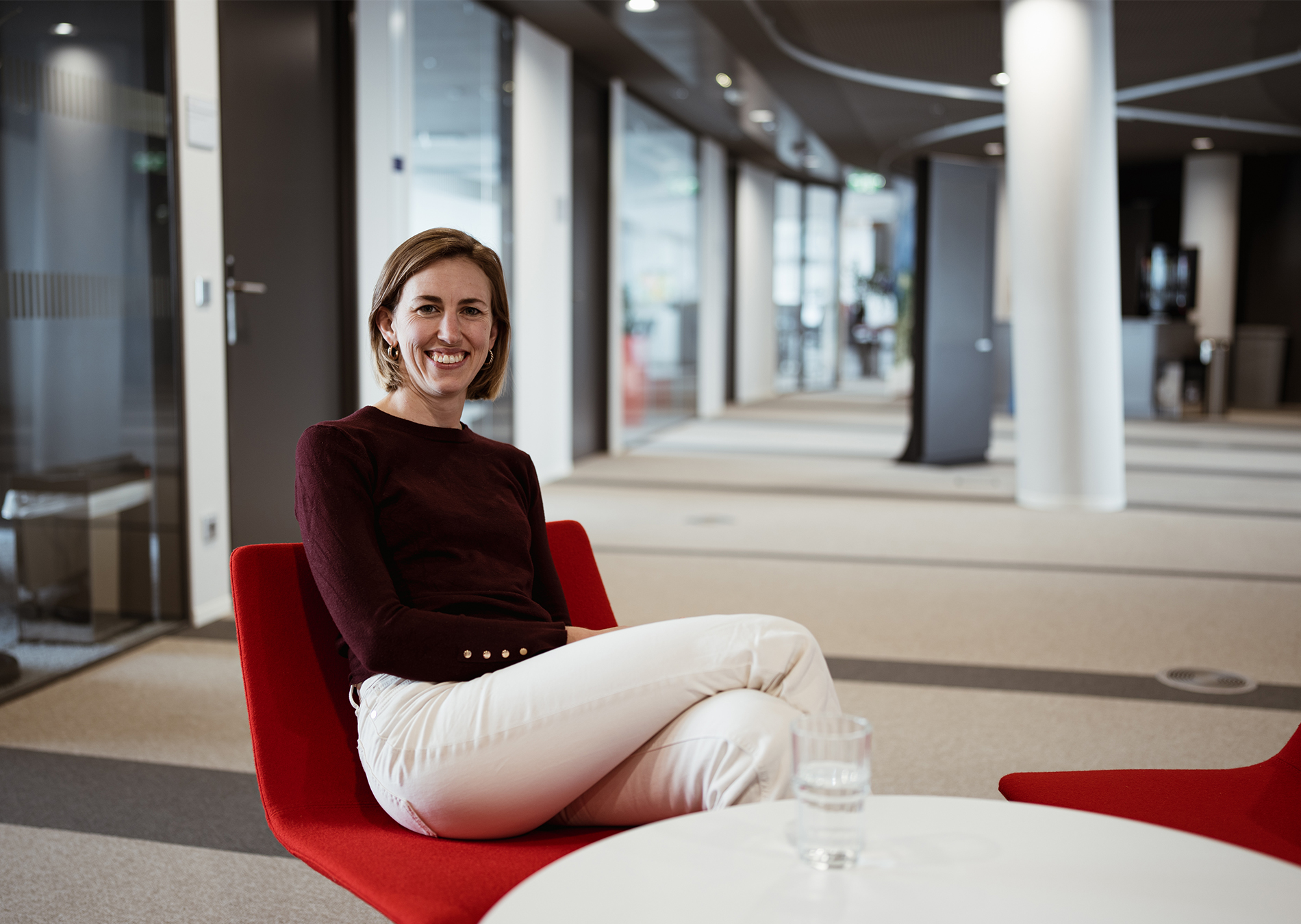 Porträt von Valerie Baumgartner in einem Bürogebäude, verantwortlich für die Koordination der DAK-Testaktivitäten.